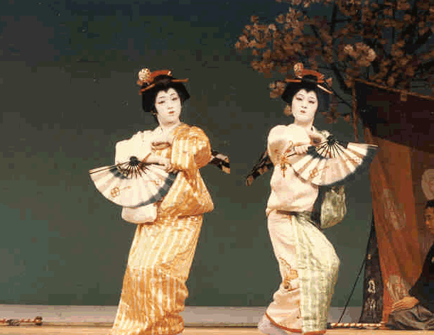 Junko performing Japanese Traditional Dance in Tokyo